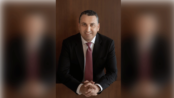 أنتوني شاينر الرئيس التنفيذي - حلول الحياة الرقمية والابتكار في شركة الإمارات للاتصالات المتكاملة دو توفر لعملاء الدفع الآجل والمسبق تجربة اتصال رقمية سلسة عبر اعتماد خدمات منصة Apple Pay للدفع بدون تماس