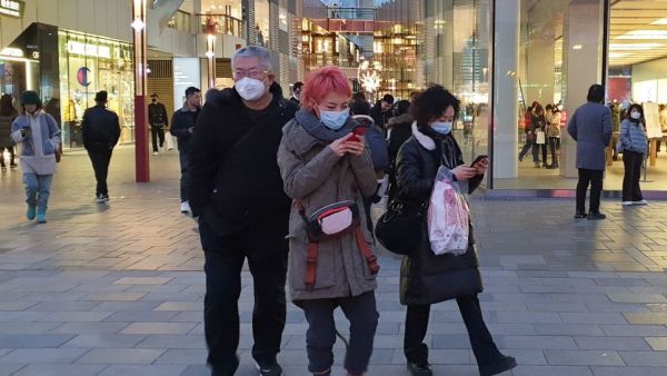 طوابير لشراء الأقنعة من الصيدليات التي حددت حزمة واحدة لكل زبون