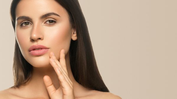عتمدي ظلال الكونتورينغ الداكنة على طول خطّ الفك السّفلي