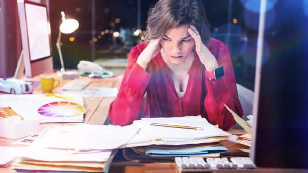 يكون من الطبيعي تماماً إعطاء رقم هاتفك لزملاء العمل