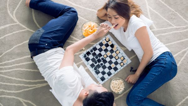التسلل للأماكن المخصصة للعب الأطفال ليلاً والاستمتاع بركوب الأرجوحة فكرة رومانسية للكثيرين
