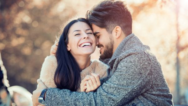 يسمعك كلاماً جميلاً وينظر إليك ويراقب ما تفعلينه