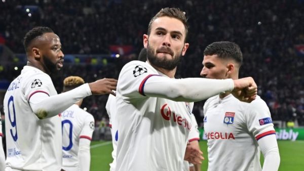 توسار يحتفل بهدفه توسار يحتفل بهدفه