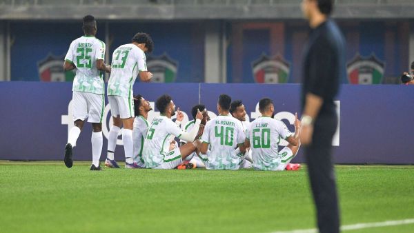 الأهلي يتغلب على غريمه