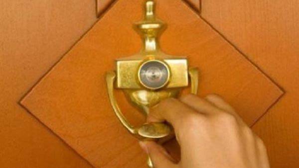 دق ع الباب