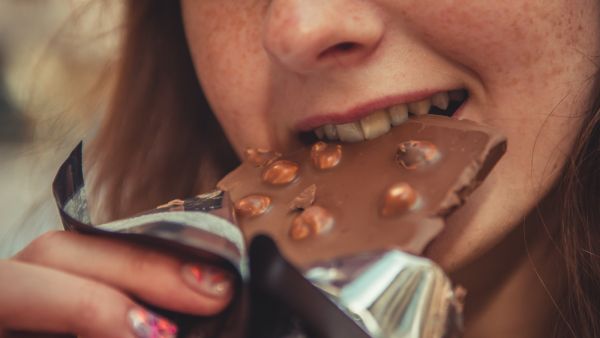 قد تسبب السكريات الموجودة في الشوكولاتة ظهور بثور البشرة.