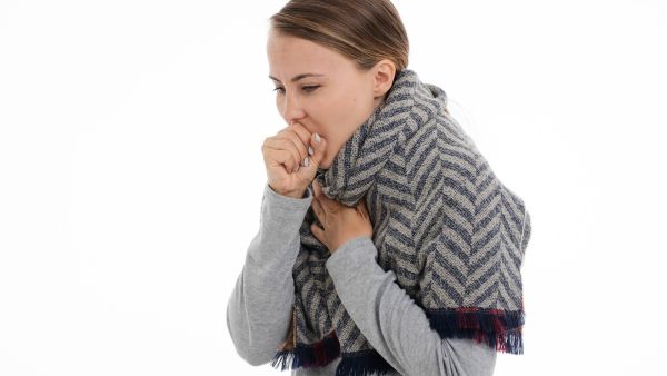 ما هي أسباب الإصابة بالسعال وطرق علاجها الطبيعية؟