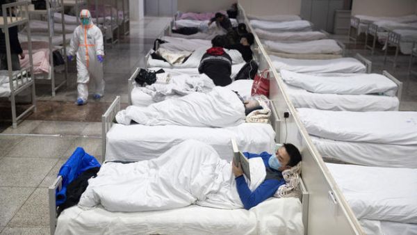 الأطباء الصينيون يعملون ليلا ونهارا بدون توقف، في سباق مع الزمن لمكافحة الفيروس التاجي