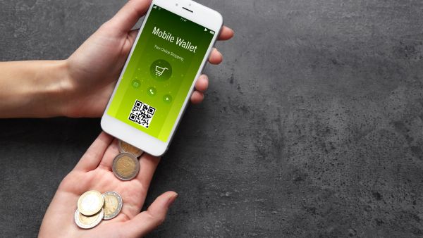 Why Are People Turning Towards Digital Wallets? And Which Ones to Use in the Middle East.