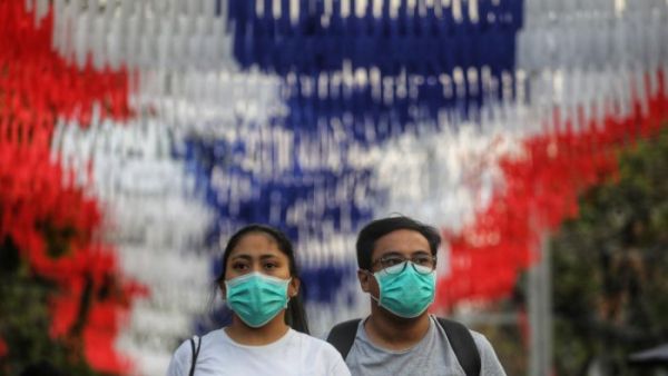 People wearing protective facemasks browse stalls at the Chatuchak weekend market in Bangkok on February 8, 2020, as tourist numbers drop across the region due to the novel coronavirus. (AFP Photo)