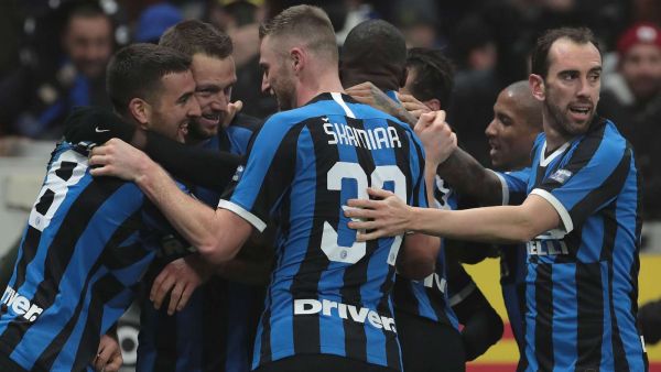 لاعبو إنتر يحتفلون بهدف دي فراي