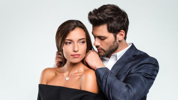 حاول عزيزي الزوج أن توفق بين عملك وبين الوقت الذي تقضيه مع الأسرة في المنزل