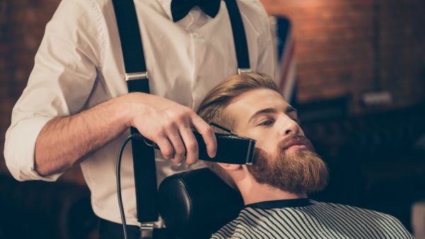 هناك رجال لا تنمو لحاهم إلى على مستوى الشارب والذقن فقط