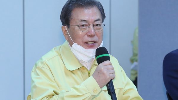 South Korean President Moon Jae-in speaks during a meeting with local business owners at Dongdaegu station in the southeastern city of Daegu on February 25, 2020. The novel coronavirus outbreak in South Korea is "very grave", President Moon Jae-in said on February 25 as he visited its epicentre and the country's total number of cases approached 1,000. YONHAP / AFP