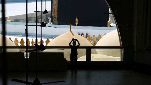 Worshippers take photographs of the Kaaba inside Mecca's Grand Mosque on March 6, 2020, a day after Saudi authorities emptied Islam's holiest site for sterilisation over fears of the new coronavirus COVID-19, an unprecedented move after the kingdom suspended the year-round umrah pilgrimage. Abdel Ghani BASHIR / AFP
