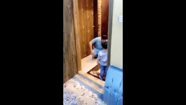 A Saudi doctor breaks down upon returning home to his family [Twitter/@Doranimated]