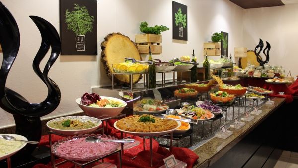 The restaurant serves a range of international cuisine, and features a dedicated kids’ corner with special menu, a popcorn station, and cotton candy maker.