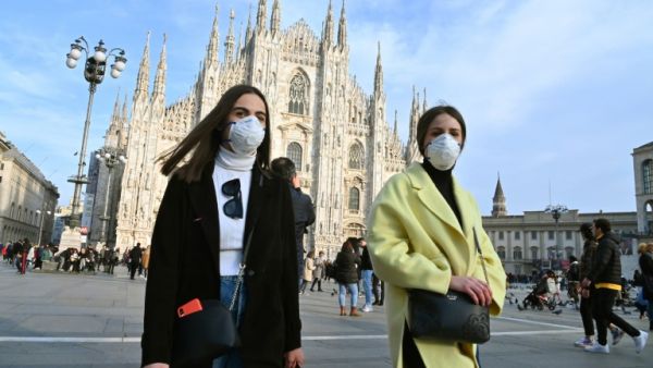 Locals and tourists wear face masks in Milan /AFP