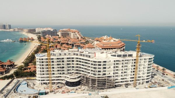 تقوم عزيزي حاليًا بوضع اللمسات الأخيرة على مكتبها الكائن وسط مدينة لندن، وستستعين بفريق يضم 11 متخصصًا في المبيعات وخدمة العملاء عزيزي للتطوير العقاري تؤسس مكتبًا للمبيعات في لندن