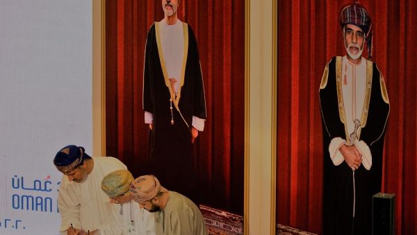خلال الحدث عمانتل وبريد عُمان تُطلقان ثلاثة طوابع إجلالاً وتقديراً لصاحب الجلالة السلطان قابوس بن سعيد - طيب الله ثراه -