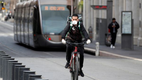  دول عدة أغلقت حدودها لمحاولة عزل الوباء