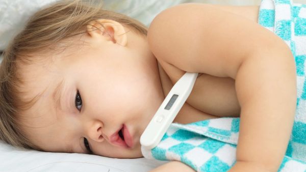 ما هي دلائل الحمّى عند الاطفال وكيف تعملين على خفضها؟