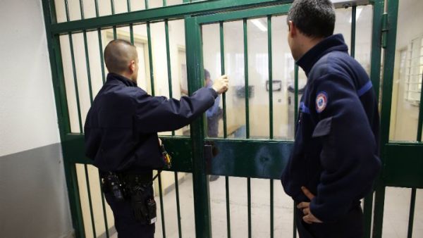 مخاوف من خطر تفشي الوباء داخل عدة مراكز احتجاز في فرنسا