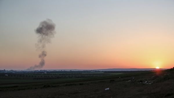 دخان يتصاعد من محيط مدينة سراقب