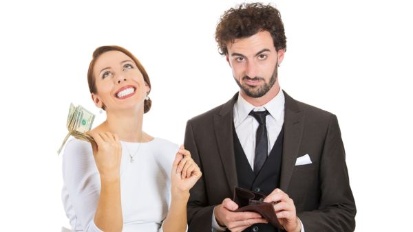  حاولي أن تتفهمي سبب بخله وتتعاملي معه