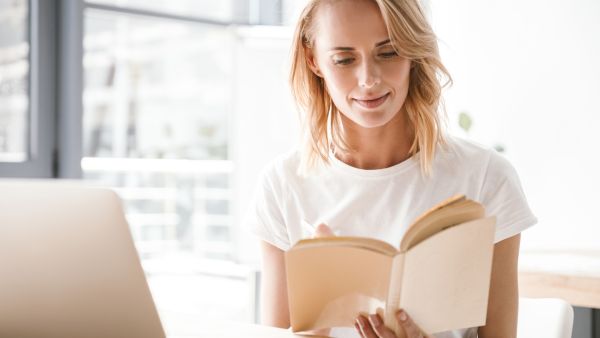 ابحثي عن رواية سبق أن اشتريتها ولم يتنسنّ لك الوقت لقراءتها.