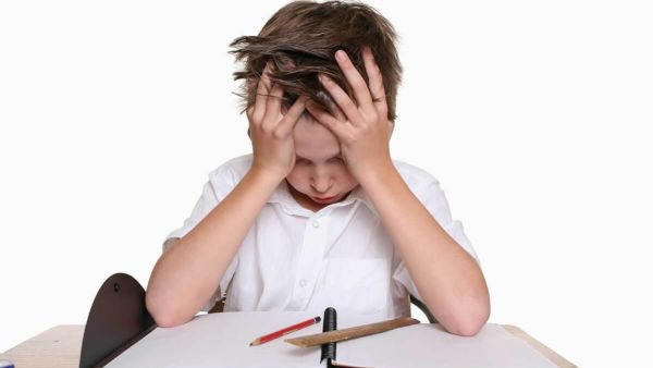 تحققي مما إذا كانت مدرسة طفلك يمكنها تعليم طفلك تحسين تركيزه