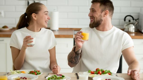 يجب على الزوجة أن تحرص على أن تجتمع دوماً مع زوجها على مائدة الفطور