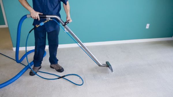 ضرب السجّاد بقوة منعاً من إتلاف خيوطه ضرب السجّاد بقوة منعاً من إتلاف خيوطه