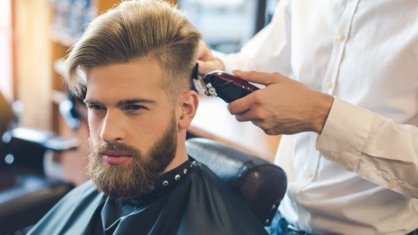 البدء بالجانبين وتنظيف الشعر حول الأذنين