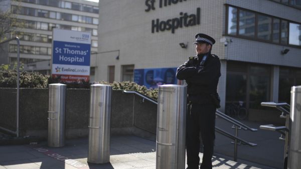 A police officer stands guard at St Thomas' hospital in central London where Britain's Prime Minister Boris Johnson is in intensive care on April 7, 2020. British Prime Minister Boris Johnson, who spent the night in intensive care with a deteriorating case of coronavirus, has been given oxygen but is not on a ventilator, a minister said today. DANIEL LEAL-OLIVAS / AFP