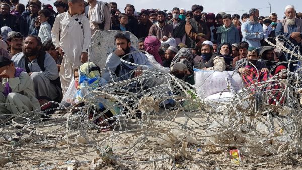 Afghan nationals wait to cross Pakistan and Afghanistan border during a government-imposed nationwide lockdown as a preventive measure against the COVID-19 coronavirus, at the Pakistan's border town of Chaman on April 7, 2020. Asghar ACHAKZAI / AFP
