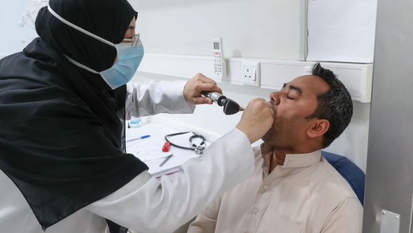 A Saudi nurse checks a patient at a mobile clinic catering for the residents of Ajyad Almasafi district in the holy city of Mecca, on April 7, 2020, which authorities have sealed-off, along with other major cities, amid measures to curb the spread of COVID-19. AFP/File