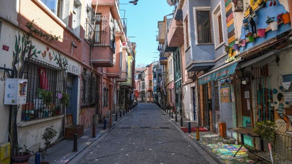 This picture taken on April 12, 2020 shows a deserted street at Balat district, in Istanbul, during a two-day curfew to prevent the spread of the epidemic COVID-19 caused by the novel coronavirus. Ozan KOSE / AFP