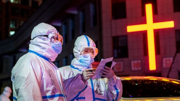 This photo taken on April 25, 2020 shows medical workers wearing protective gear looking for close contacts with patients that tested positive on nucleic acid tests for the COVID-19 coronavirus in Suifenhe in China's northeastern Heilongjiang province. New clusters of coronavirus infections in northeastern China near the Russian border forced officials on April 22 to tighten restrictions on movement as they seek to prevent a second outbreak of the contagion. STR / AFP