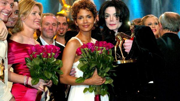 مايكل جاسكون وهالي بيري