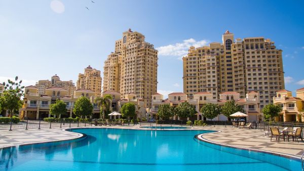 أغلقت "الحمرا" مؤقتاً مرافقها العامة مثل الشاطئ وصالات الألعاب الرياضية والمسابح ومنطقة ألعاب الأطفال ومناطق الشواء وقاعات الحفلات.