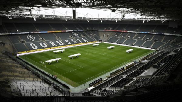 صورة لملعب بوروسيا بارك في مونشنغلادباخ التقطت في 20 مارس 2020 تزامناً مع تفشي فيروس كورونا وتسببه بإيقاف المنافسات الرياضية حول العالم