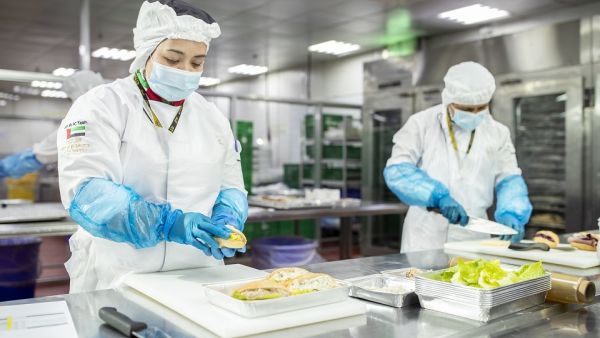 يتم توفير وتوصيل الوجبات مجانًا لمن يحتاجها من طواقم الاتحاد المقيمين في السكن المخصص من قبل الشركة. ذراع التموين التابع للاتحاد للطيران يوفّر وجبات طعام للمتأثرين بأزمة وباء كورونا كوفيد-19
