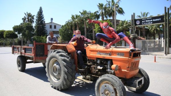 This is Burak Soylu in Turkey, who's buying milk & groceries, and delivering it to his neighbours (Twitter)