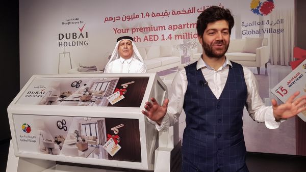 شارك ضيوف القرية العالمية الموسم الماضي إبتداءً من دخول السنة الجديدة في السحب باستخدام تذاكر الدخول التي تبلغ قيمتها 15 درهم وبطاقات "وجهات ترفيهية" . شارك ضيوف القرية العالمية الموسم الماضي إبتداءً من دخول السنة الجديدة في السحب باستخدام تذاكر الدخول التي تبلغ قيمتها 15 درهم وبطاقات "وجهات ترفيهية" .