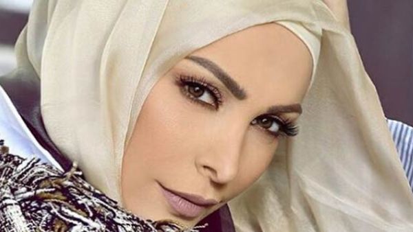 أمل حجازي بلباس فاضح من منطقة الصدر
