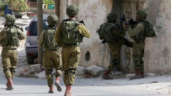 Israeli soldiers conduct searches in a northern West Bank village. (File photo: AFP)