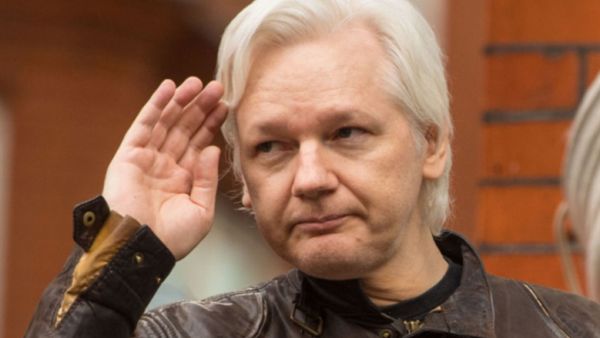 أسانج تابع ولادة ابنيه عبر الفيديو