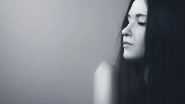 ما هي الأسباب التي تؤدي إلى ظهور الشيب المبكر؟