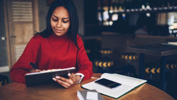 وجود الوظائف الآمنة التي تجعل سيّد الأسرة يركن إلى الإنفاق